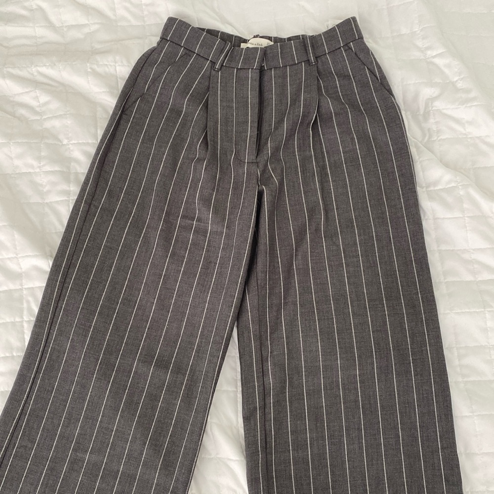 Abercrombie & Fitch gray striped high rise wide leg pant. Size 27 (4).